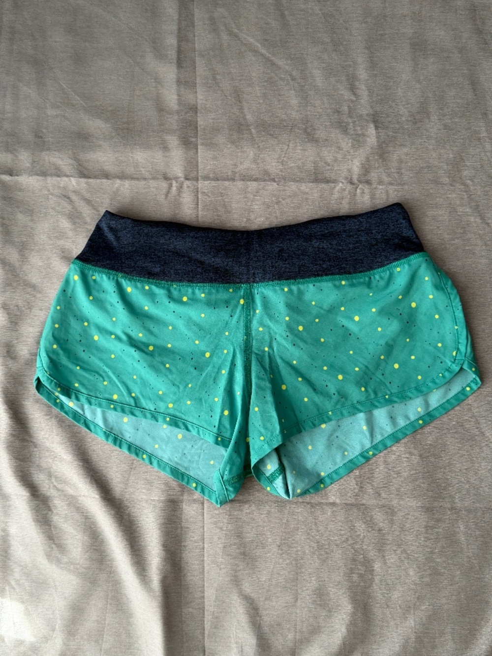 W's Rabbit 2.5" Running Short - Green w/polka dots - Small
